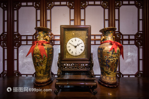 中國(guó)元素花瓶臺(tái)鐘 時(shí)光與傳統(tǒng)的美學(xué)交融